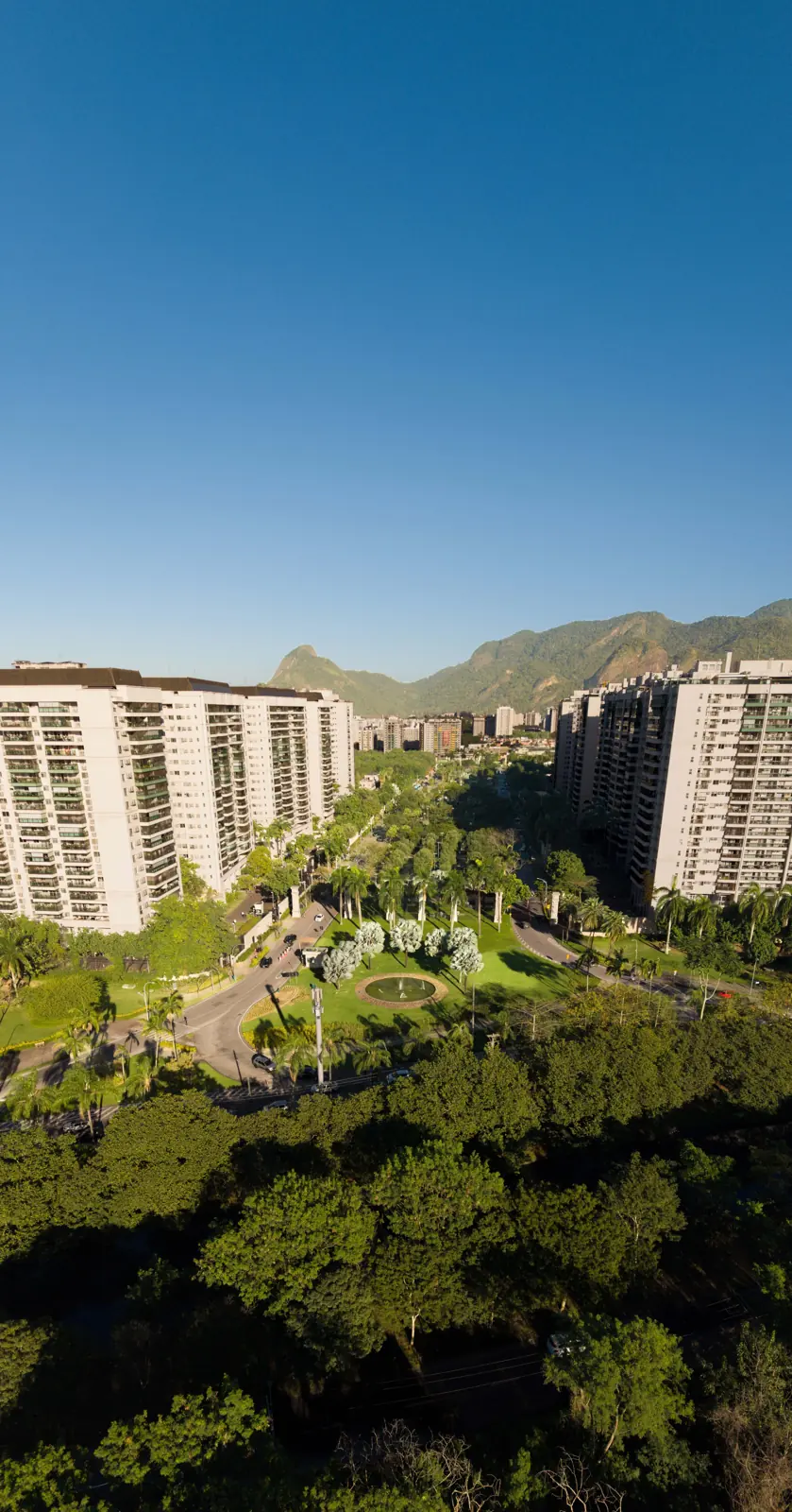 Vista aérea do bairro Cidade Jardim cercado de áreas verdes