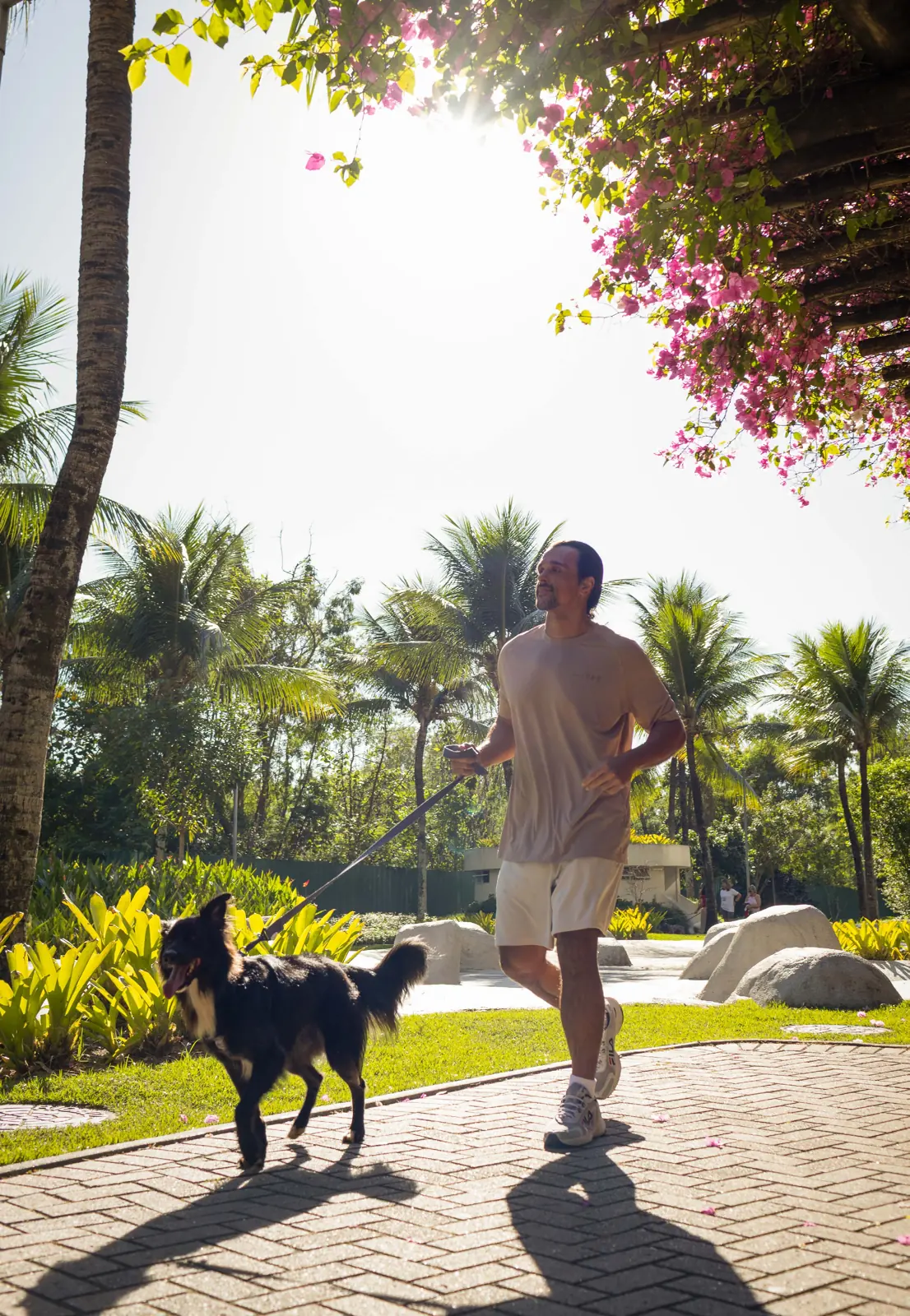 Morador passeando com o cachorro no Cidade Jardim