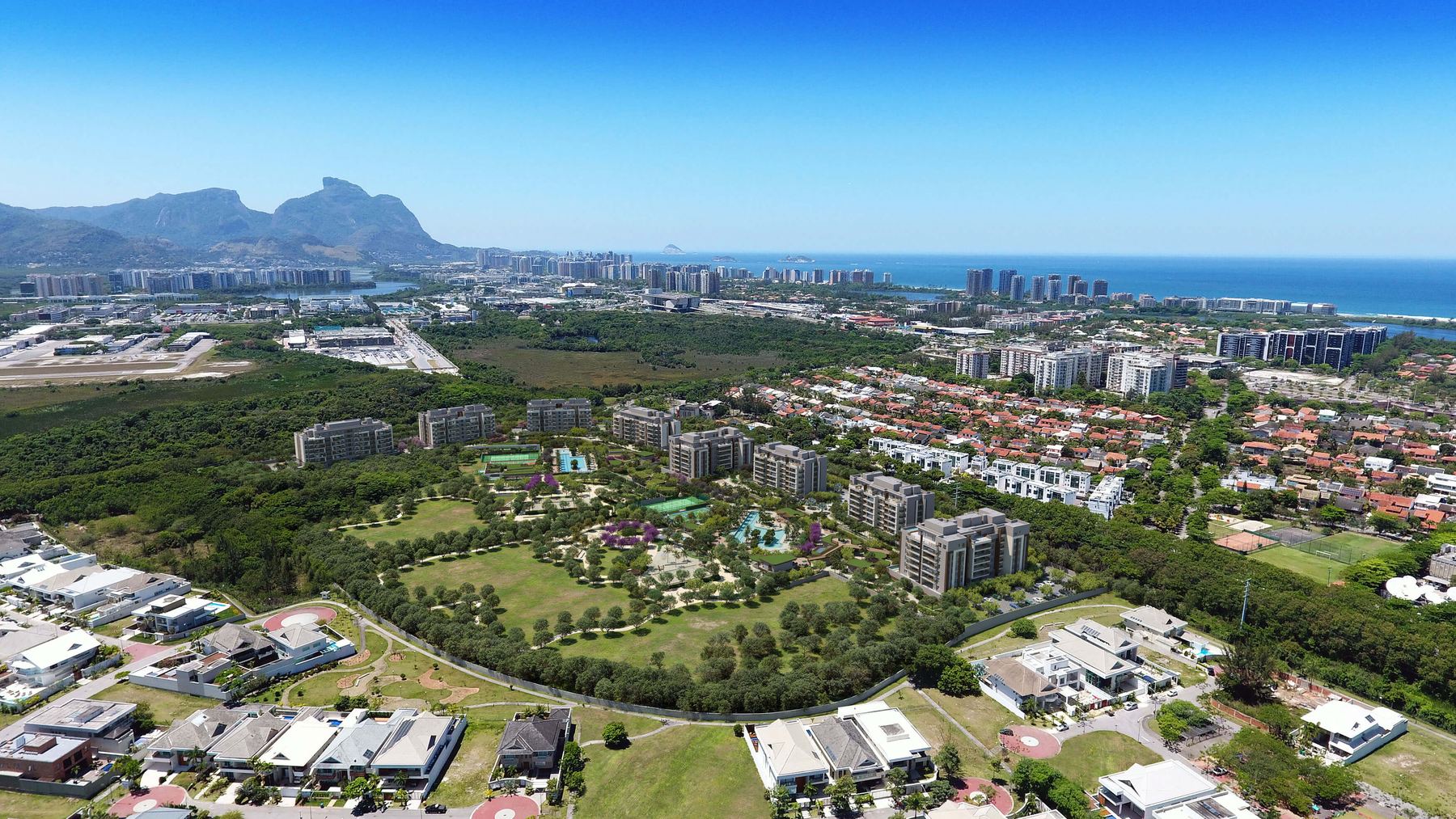 Vista aérea do parque privativo do Woods Park Design, entre o verde da Barra da Tijuca e o mar